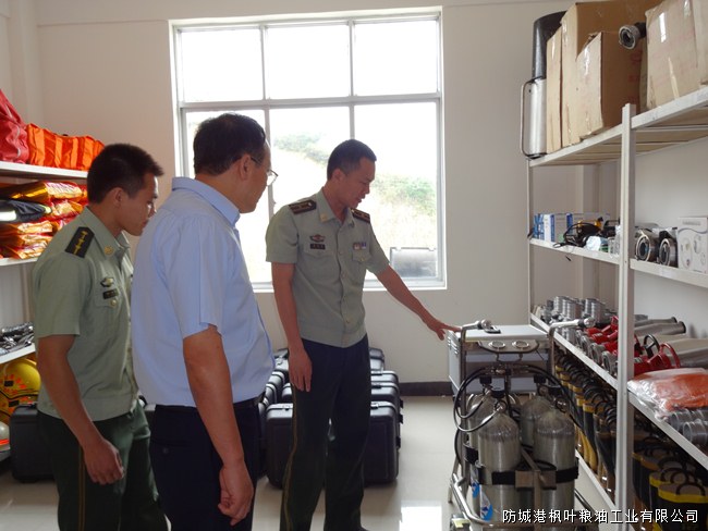 黄教导员带领参观消防器材