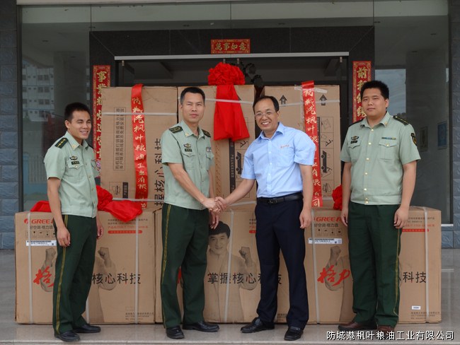 为港口区消防大队的官兵送清凉